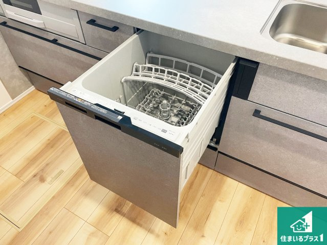 神戸市北区山の街　新築一戸建ての設備|食事後の一仕事、食器洗いをボタン一つでお任せできちゃいます！場所を取らないビルトイン式なので、お料理スペースもしっかり確保！