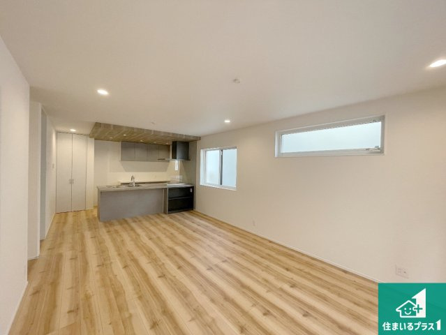 神戸市北区山の街　新築一戸建ての居間・リビング|子供を見守りながらお料理が出来るため家族のコミュニケーションか増えます♪スペースが広く確保されている為お子様が大きくなったときは一緒に料理を楽しめます♪