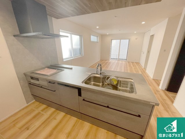 神戸市北区山の街　新築一戸建てのキッチン|リビングと統一感があり、使い勝手のいいキッチン。広々としているので、二人並んで作業が出来ちゃいます。お子様と一緒に色々なお料理に挑戦できるスペースがあります。