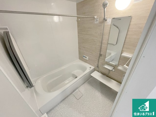 神戸市北区山の街　新築一戸建ての浴室|足をゆったり伸ばして寛げる浴槽です。窓が設けられていますので差し込む光が明るく穏やかな雰囲気にしてくれます♪浴室乾燥機も設置しているので、雨の日の洗濯物も安心です♪