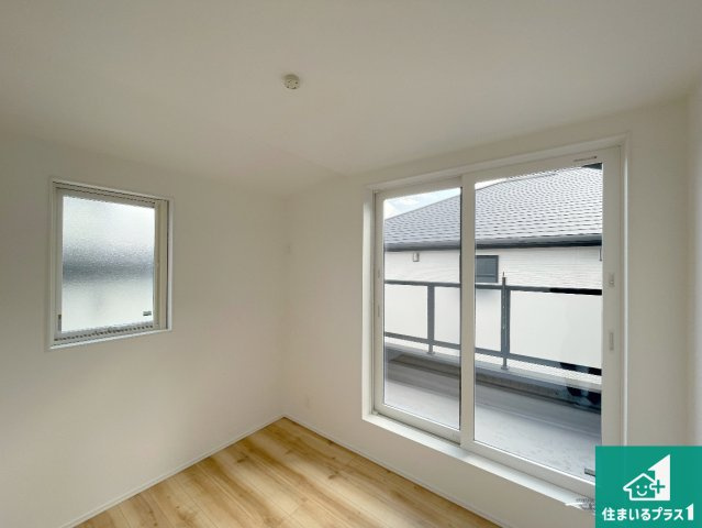 神戸市北区山の街　新築一戸建ての洋室|寝室は心地よい眠りについてもらいたくて、シンプルかつ開放的な空間な設計にしています！大きな窓から差し込む日が心地いいです♪