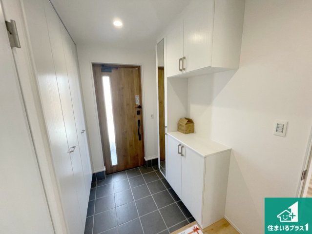 神戸市北区山の街　新築一戸建ての玄関|シューズボックスにはたくさんの靴が収納できるので玄関周りはいつもスッキリ！ご家族が増えても安心！