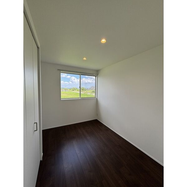 エクリュ上峰【10,000円キャッシュバック対象物件】の寝室|広くて明るい寝室