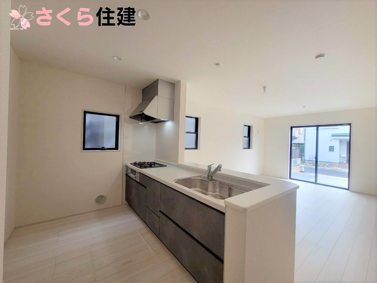 第1下野石橋　4号棟のキッチン|対面キッチンは家族とコミュニケーションをとりながら家事ができます♪