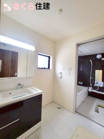 第1下野石橋　4号棟の独立洗面台|三面鏡化粧台は鏡の裏までたっぷり収納が可能です◎