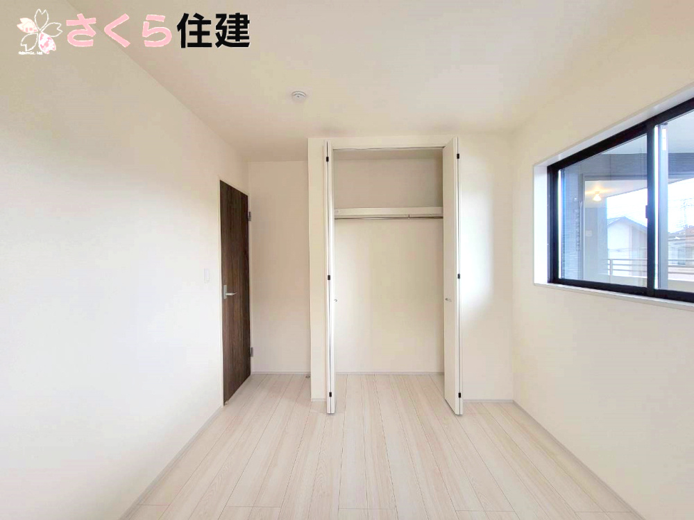 第1下野石橋　4号棟の洋室|２階5.3帖の洋室。各居室、収納を完備しています◎