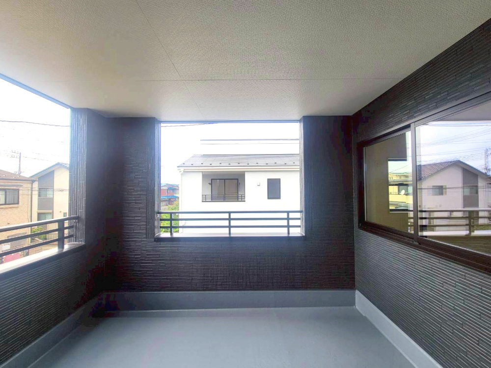 第1下野石橋　4号棟のバルコニー|広々としたインナーバルコニーは突然の雨でもお洗濯の心配はいりません♪