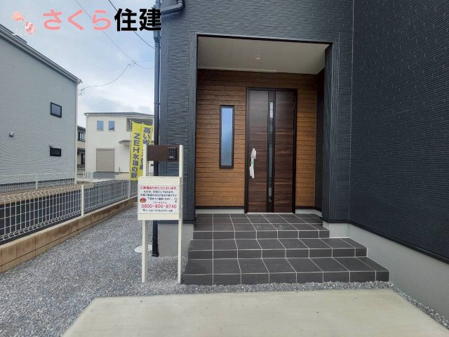 第1下野石橋　4号棟の玄関|ゆったりとした玄関アプローチとインターフォン、ポストが一体となった外構です◎