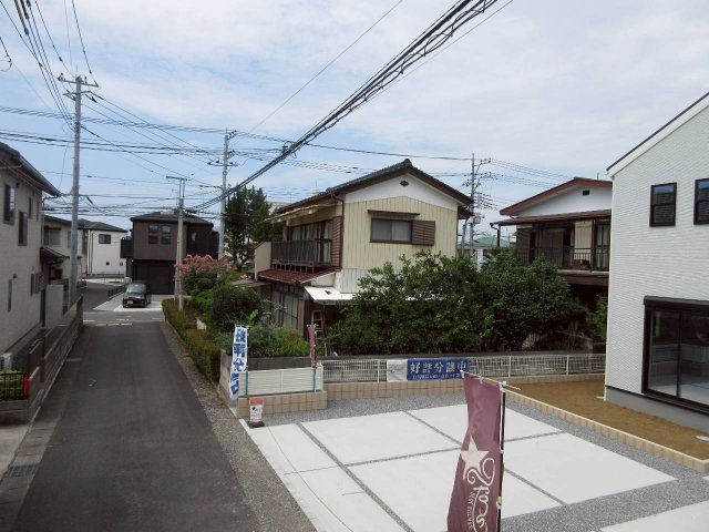 第1下野石橋　4号棟の前面道路含む現地写真|前面道路は4ｍですが交通量は少なく駐車の際も安心です◎
