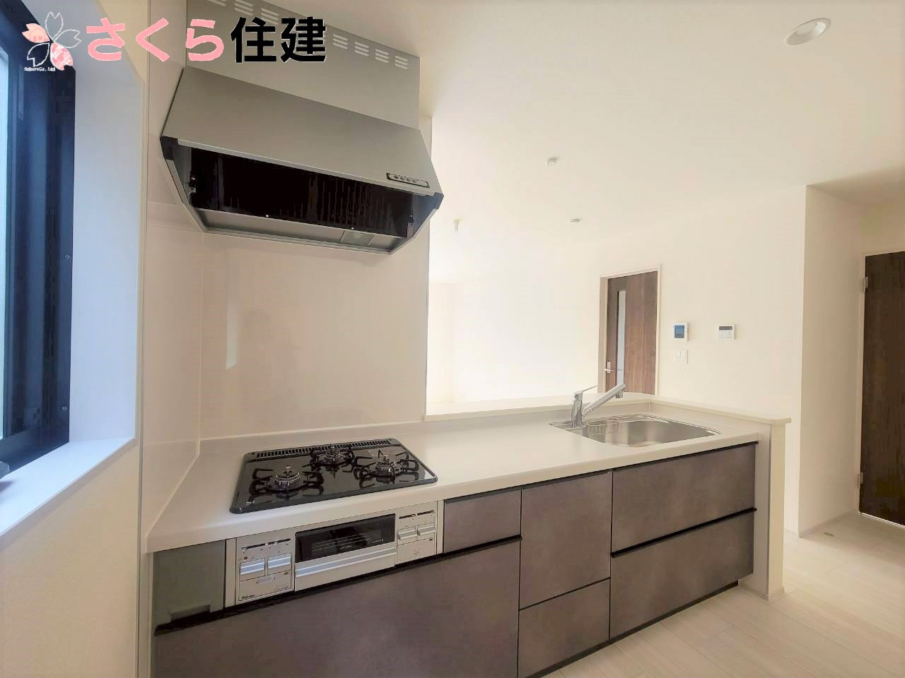 第1下野石橋　4号棟のキッチン|対面式システムキッチンは３口コンロや浄水付き水栓等、充実の設備が揃っています◎