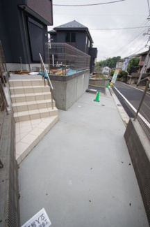 【駐車場】 | 奥行きがあるので車種によっては2台駐車できる可能性があります。