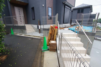 【エントランス】 | 駐車場からのアプローチと西側道路からの入口があります。