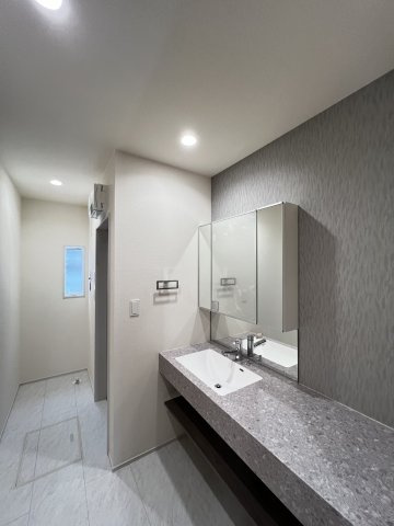 大和高田市西坊城全5棟の洗面所|カウンターが広い洗面化粧台