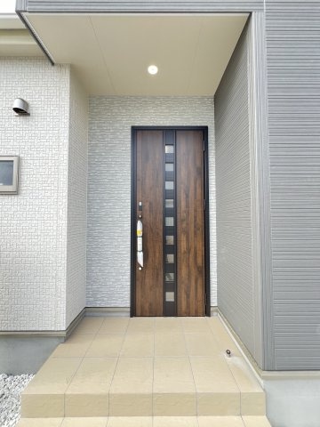 大和高田市西坊城全5棟の玄関|モダンな玄関です