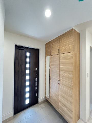 大和高田市西坊城全5棟の玄関|大容量収納できるシューズボックス付き