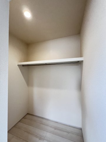 大和高田市西坊城全5棟の寝室|寝室６帖　WIC付き