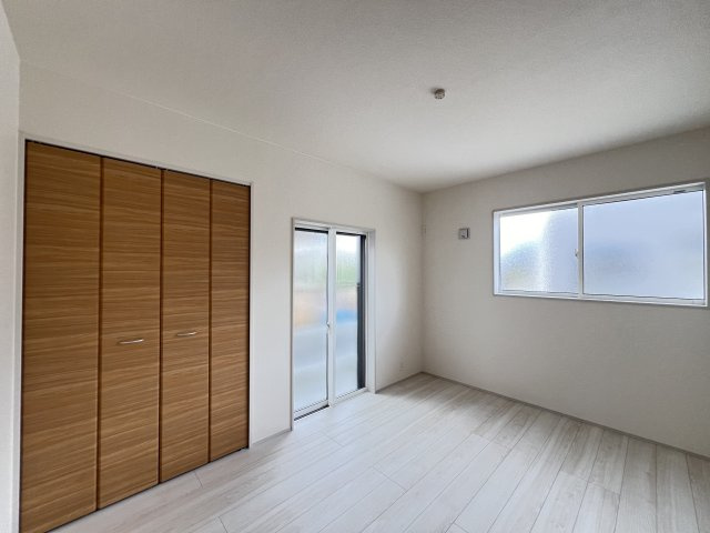 大和高田市西坊城全5棟の洋室|洋室６帖　クローゼット付き