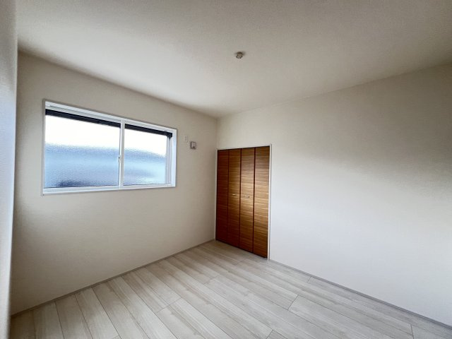 大和高田市西坊城全5棟の洋室|洋室5.2帖　クローゼット付き