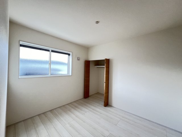 大和高田市西坊城全5棟の洋室|洋室5.2帖　クローゼット付き