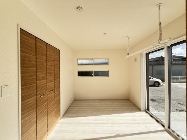 大和高田市西坊城全5棟の洋室|洋室5.2帖　クローゼット付き