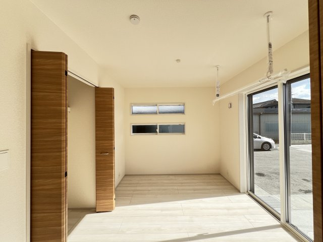 大和高田市西坊城全5棟の洋室|洋室5.2帖　クローゼット付き