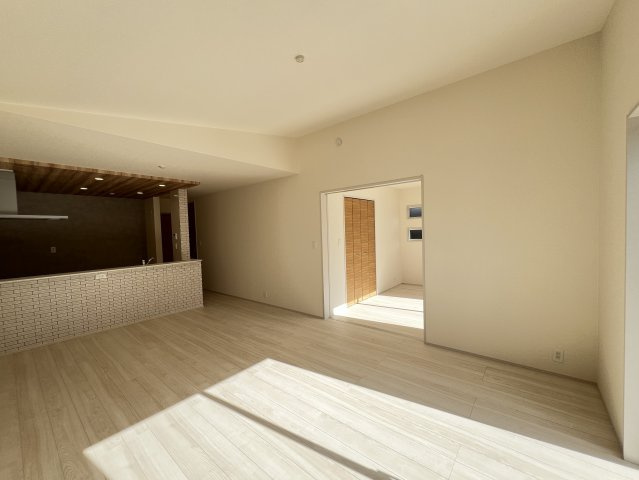 大和高田市西坊城全5棟の居間・リビング|勾配の付いた天井が開放感を演出しています