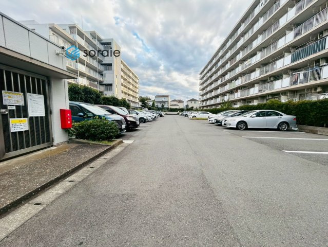 コート狭山台　2号棟の駐車場|令和7年11月11日撮影。