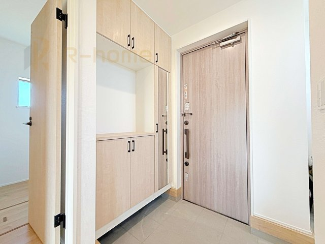 龍ケ崎市白羽4丁目第1期　新築戸建て　1号棟の玄関|玄関には便利なシューズインクローゼットを設置。アウトドア用品やベビーカーなどの収納に役立ちますね♪