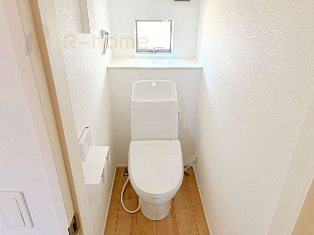 龍ケ崎市白羽4丁目第1期　新築戸建て　1号棟のトイレ|温水洗浄便座付きのトイレ。
トイレが２ヵ所設置で朝の忙しい時間でも安心です。