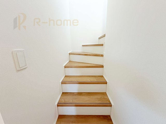 龍ケ崎市白羽4丁目第1期　新築戸建て　1号棟の内装|手すりのついた階段！小さなお子様の利用も一安心です♪