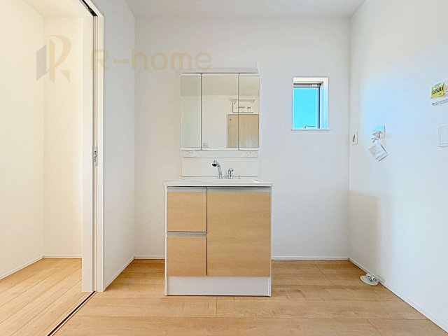 龍ケ崎市白羽4丁目第1期　新築戸建て　1号棟の洗面所|三面鏡の使いやすい洗面台です。忙しい朝も家族みんなで身支度可能なスペース。