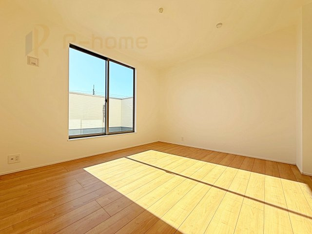 龍ケ崎市白羽4丁目第1期　新築戸建て　1号棟の洋室|収納便利なウォークインクローゼット付きの洋室♪
明るく風通しの良いお部屋です♪
