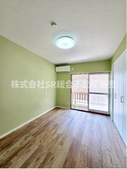 寺前町1丁目　中古戸建の寝室|南面バルコニーから陽が降り注ぐ心地の良い洋室は寝室としていかがでしょうか？