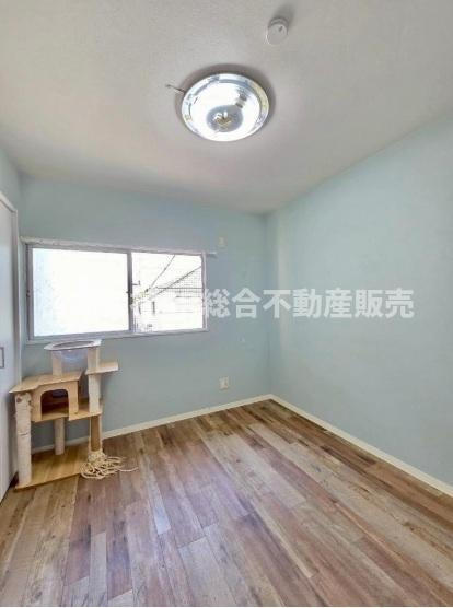 寺前町1丁目　中古戸建の洋室|各お部屋にたっぷり収納御座います。