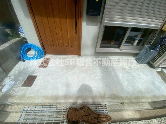 寺前町1丁目　中古戸建の設備|すっきり改修を施した玄関前のスペース、駐輪スペースやガーデニングスペースに！