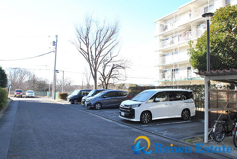 藤沢市大庭の中古マンションの駐車場
