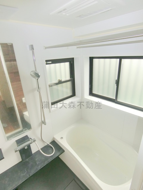 鵜の木1丁目戸建の浴室|窓と浴室乾燥機能付きのお風呂