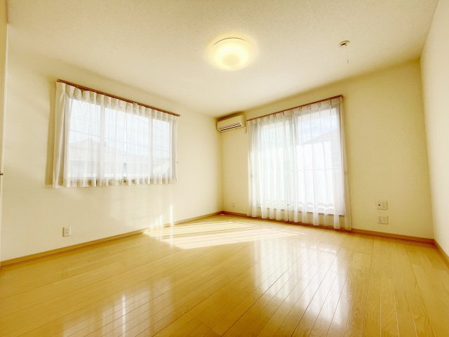 中古戸建・中古住宅　太田市東長岡町　軽量鉄骨造　4LDK　北の杜学園の洋室|陽当たり良好な洋室です！いつでもご内覧可能です！お気軽にお問い合わせください！