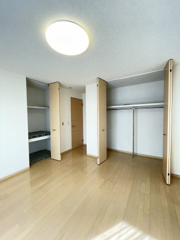 中古戸建・中古住宅　太田市東長岡町　軽量鉄骨造　4LDK　北の杜学園の洋室|嬉しい収納豊富な主寝室♪