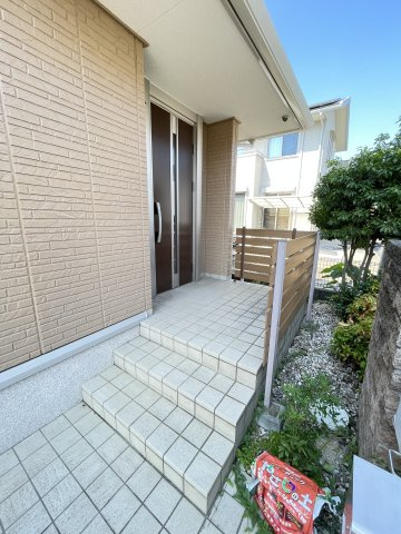 中古戸建・中古住宅　太田市東長岡町　軽量鉄骨造　4LDK　北の杜学園の玄関|奥行きがあるので雨が降っても開閉に心配ありません！