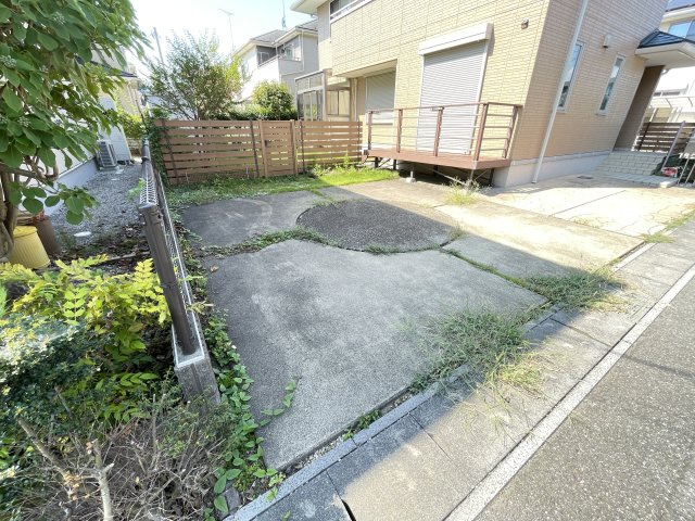 中古戸建・中古住宅　太田市東長岡町　軽量鉄骨造　4LDK　北の杜学園の駐車場|駐車スペース2台可能です！
