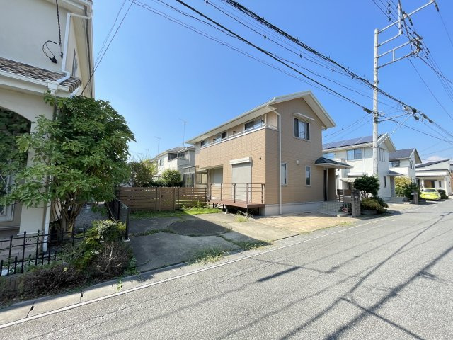 中古戸建・中古住宅　太田市東長岡町　軽量鉄骨造　4LDK　北の杜学園の前面道路含む現地写真|車通りが少なく静かな住宅街に立地♪前面道路も穏やかな雰囲気でゆったりとした暮らしができます♪