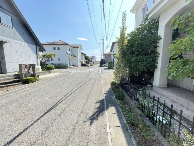 中古戸建・中古住宅　太田市東長岡町　軽量鉄骨造　4LDK　北の杜学園の前面道路含む現地写真|閑静な住宅地です！