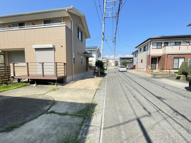 中古戸建・中古住宅　太田市東長岡町　軽量鉄骨造　4LDK　北の杜学園の前面道路含む現地写真