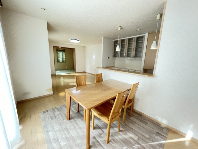 中古戸建・中古住宅　太田市東長岡町　軽量鉄骨造　4LDK　北の杜学園のキッチン|対面キッチンになっているので料理の配膳や片付けの動線が短く済むダイニングキッチンスペース！