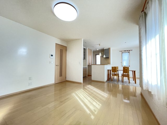 中古戸建・中古住宅　太田市東長岡町　軽量鉄骨造　4LDK　北の杜学園の居間・リビング|リビングも陽当たりが良く家族の集まる笑顔あふれる広々リビング♪