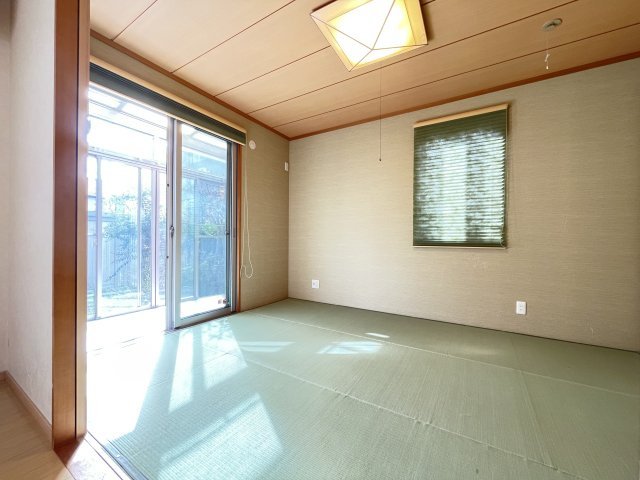 中古戸建・中古住宅　太田市東長岡町　軽量鉄骨造　4LDK　北の杜学園の和室|外付けサンルームに続く陽当たり良好な和室♪客間としても人気のスペースです！