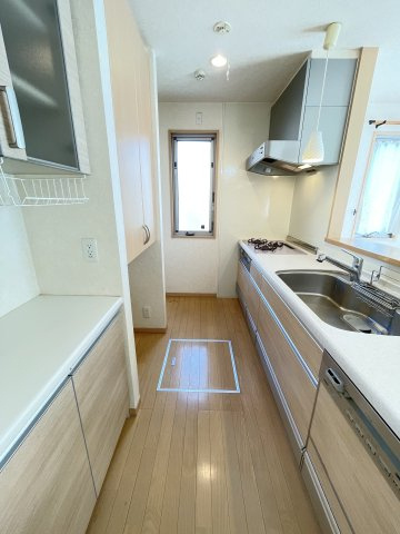 中古戸建・中古住宅　太田市東長岡町　軽量鉄骨造　4LDK　北の杜学園のキッチン|備え付けのカップボードや食洗器など収納充実のシステムキッチン♪窓もあり明るいキッチンです！