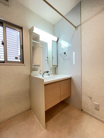 中古戸建・中古住宅　太田市東長岡町　軽量鉄骨造　4LDK　北の杜学園の独立洗面台|シャワー付きの洗面台！洗面台隣には洗濯機置き場も完備！