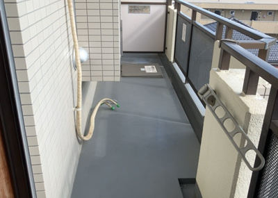 【バルコニー】 | バルール町田 | バルコニーは、室外の専用スペースのうち、「屋根がなく開放された空間」であるものを指します。ベランダより広いタイプのものが多く、日当たりもよいため家庭菜園などを楽しみたい人にとって適した環境となります。